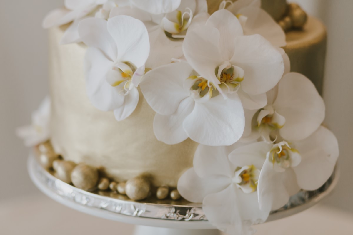 Cake with White Orchids Kayseeb abd Stevan Silk Sophistication Ophelia Photography Vancouver West Coast Weddings Magazine