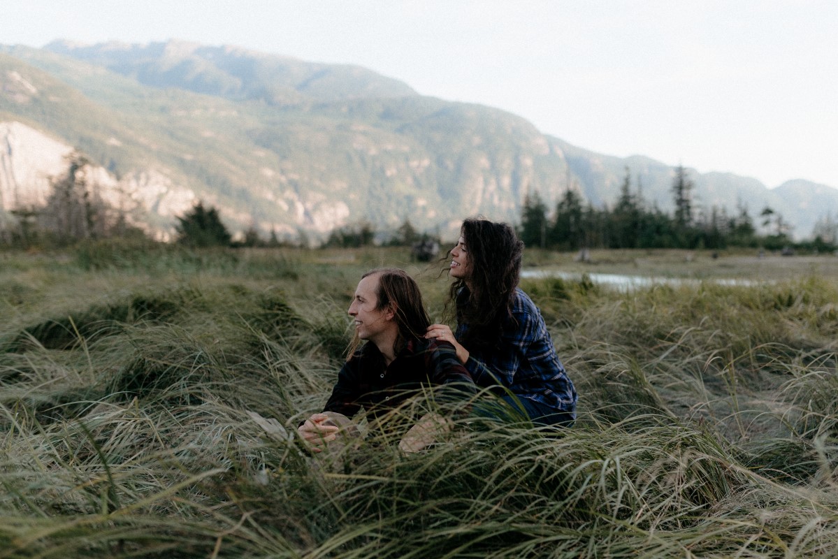 Squamish Engagement Session by Hennygraphy Vancouver Wedding Magazine Couple in tall grass