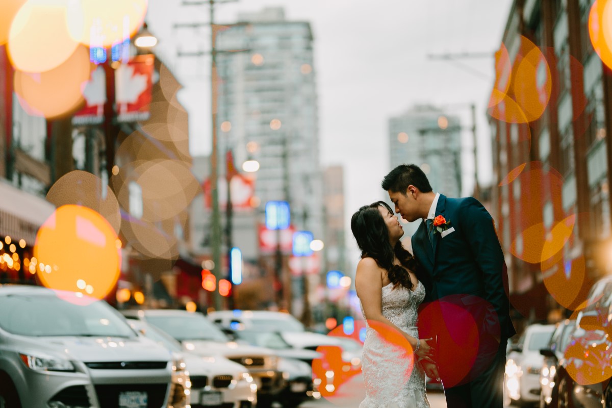 Chinese wedding couple kiss on the streets of Vancouver