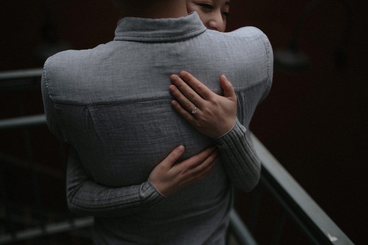 Grooms hands on the back of the bride by Hennygraphy